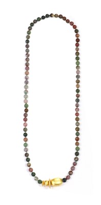 Lot 148 - An agate bead necklace