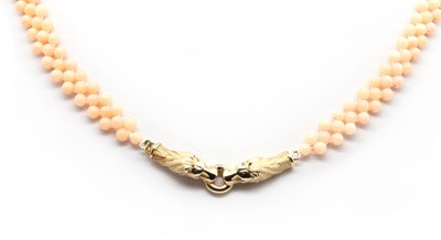 Lot 150 - A coral bead necklace