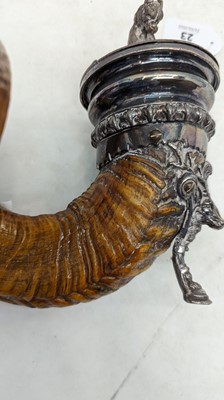 Lot 23 - A tabletop rams horn snuff mull