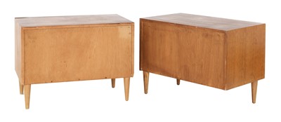 Lot 318 - A pair of oak bedside chests