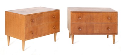 Lot 318 - A pair of oak bedside chests