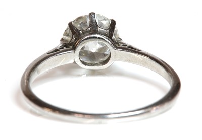 Lot 95 - A single stone diamond ring