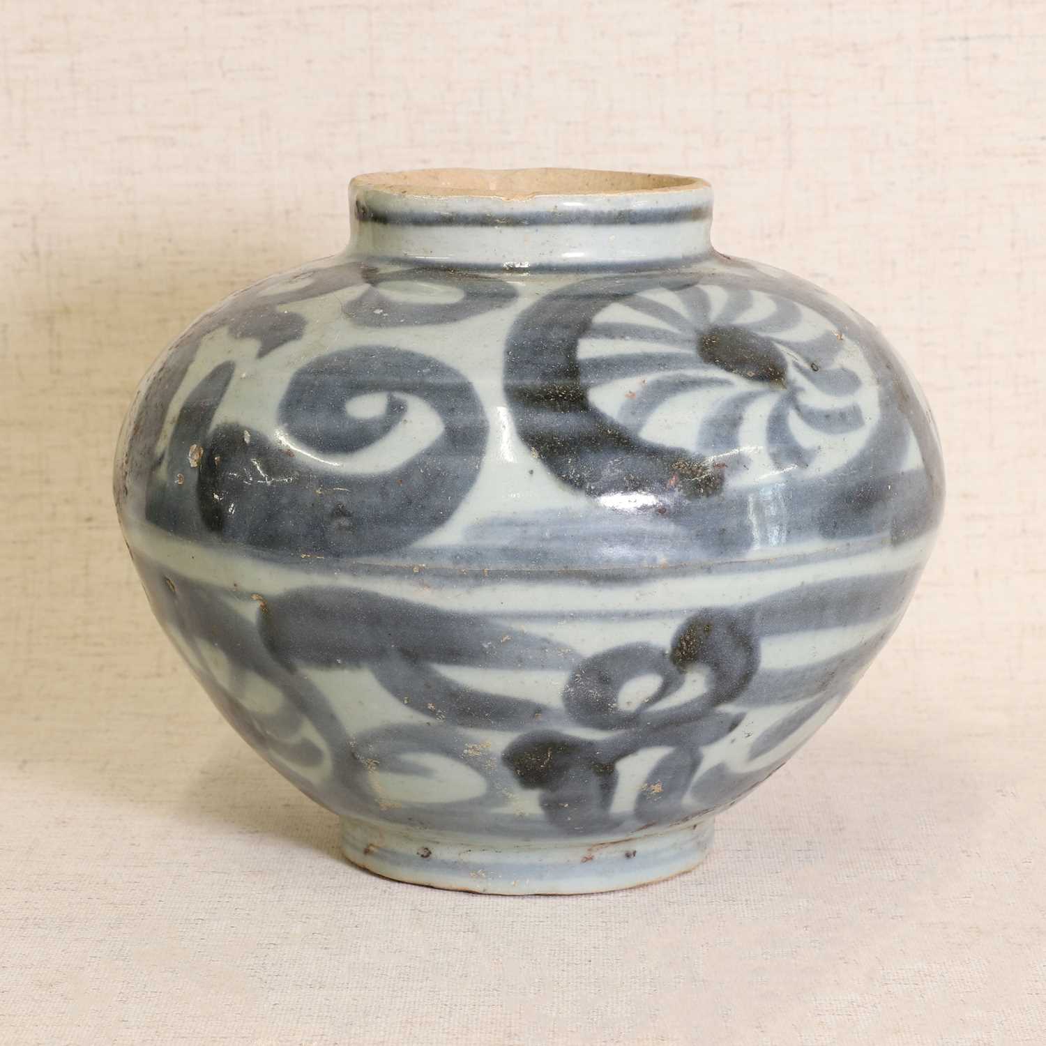 Lot 5 - A Chinese blue and white jar