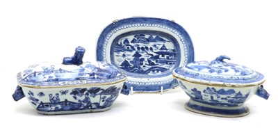 Lot 162 - A pair of small Chinese blue and white tureens and covers