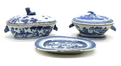 Lot 162 - A pair of small Chinese blue and white tureens and covers
