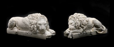 Lot 321 - A pair of faux marble lions