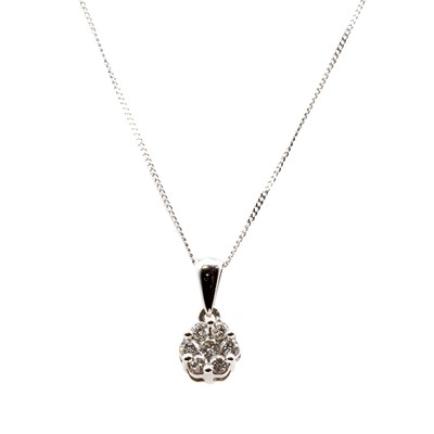 Lot 92 - A 9ct white gold diamond daisy cluster pendant