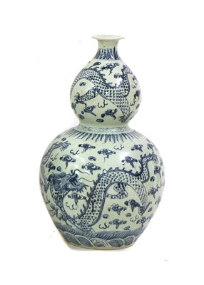 Lot 137 - A Chinese blue and white porcelain vase