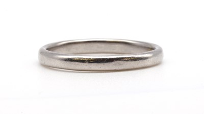 Lot 81 - A platinum wedding ring