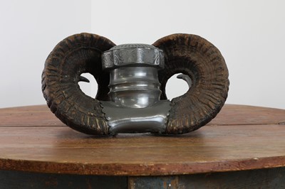 Lot 525 - A ram's horn snuff mull