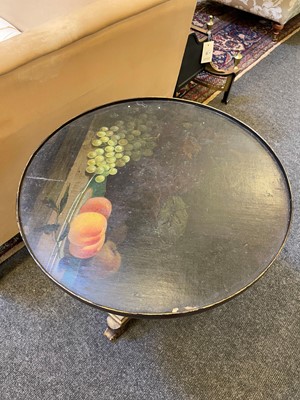 Lot 533 - A circular low occasional table