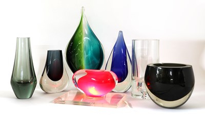 Lot 509 - A collection of modern glass