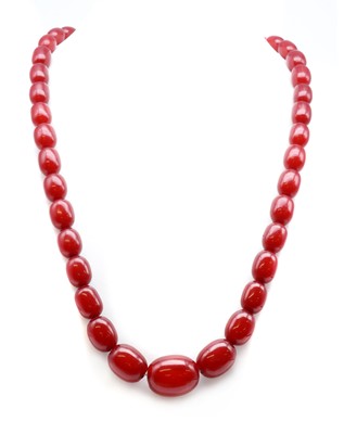 Lot 138 - A single row graduated cherry coloured Bakelite bead necklace