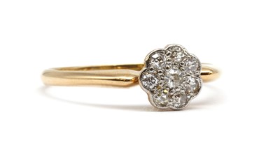 Lot 39 - A gold diamond daisy cluster ring