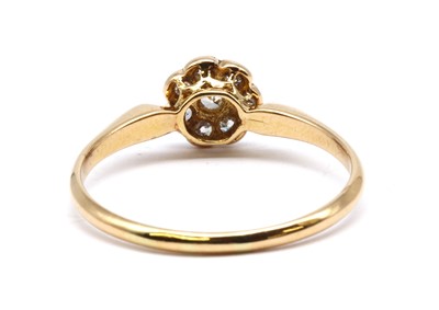 Lot 39 - A gold diamond daisy cluster ring