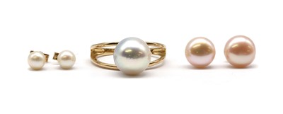 Lot 250 - A 9ct gold cultured freshwater pearl ring