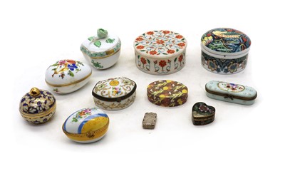 Lot 151 - A Herend 'Chinese Bouquet' heart-shaped box and cover