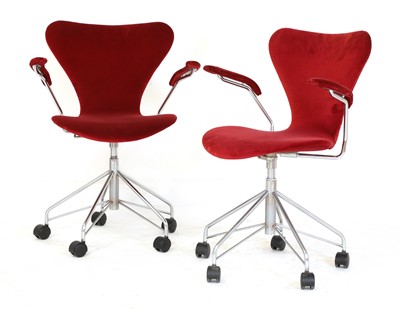 Lot 472 - A pair of Series 7 'Model 3217' swivel chairs