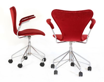 Lot 472 - A pair of Series 7 'Model 3217' swivel chairs