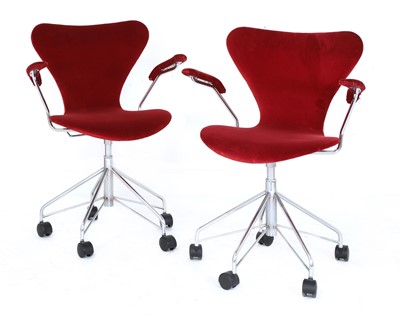 Lot 343 - A pair of Series 7 'Model 3217' swivel chairs