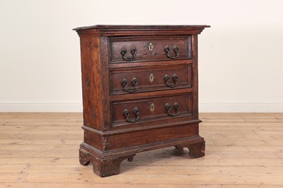 Lot 622 - A small walnut chest of drawers
