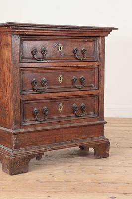 Lot 622 - A small walnut chest of drawers