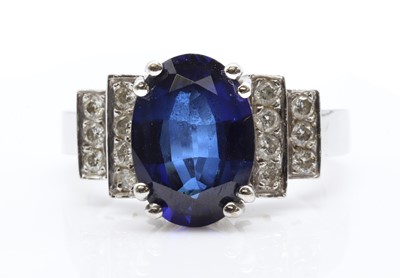 Lot 262 - A sapphire and diamond ring