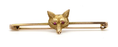 Lot 29 - A gold fox head bar brooch