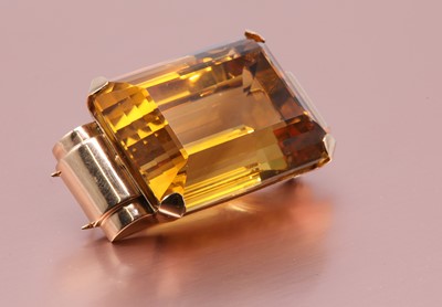 Lot 194 - An odeonesque rose gold single stone citrine clip brooch, c.1940