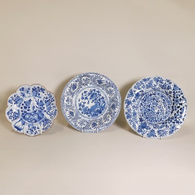 Lot 21 - A collection of three Chinese blue and white plates
