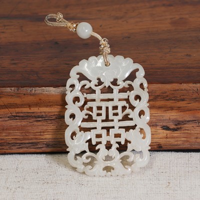 Lot 70 - A Chinese jade pendant
