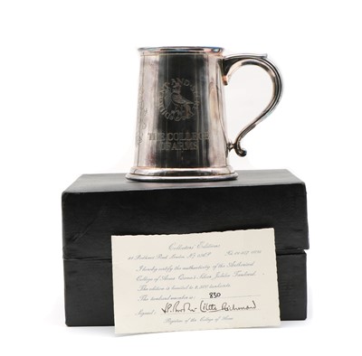 Lot 28 - A silver College of Arms Silver Jubilee mug