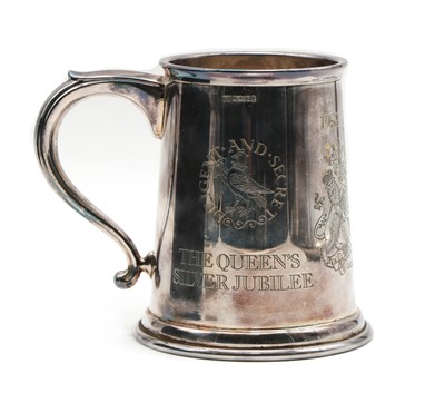 Lot 28 - A silver College of Arms Silver Jubilee mug