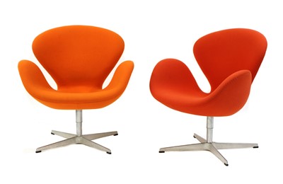 Lot 321 - A pair of Danish Fritz Hansen 'Swan' armchairs