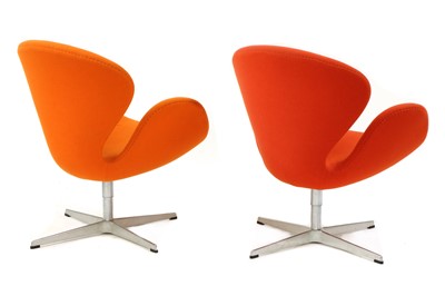 Lot 321 - A pair of Danish Fritz Hansen 'Swan' armchairs