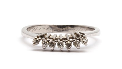 Lot 157 - A seven stone diamond ring