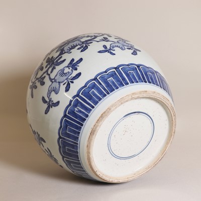 Lot 27 - A Chinese blue and white jar