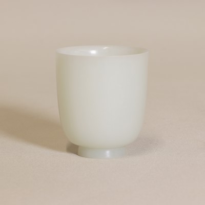 Lot 73 - A Chinese jade cup