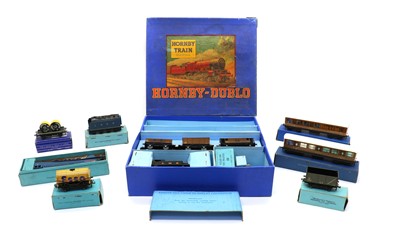 Lot 284 - A collection of Horby Dublo OO Gauge items