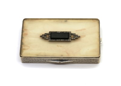 Lot 8 - A French Art Deco silver compact