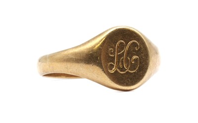 Lot 285 - A 9ct gold signet ring