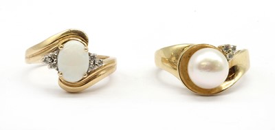 Lot 192 - A 9ct gold cultured pearl and diamond ring