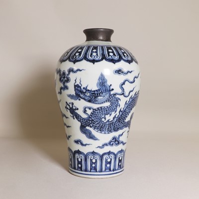 Lot 354 - A Chinese blue and white vase