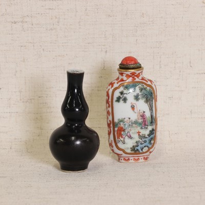 Lot 107 - A Chinese famille rose snuff bottle