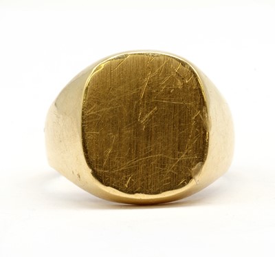 Lot 286 - A gold signet ring