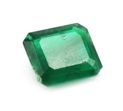 Lot 269 - An unmounted emerald cut emerald