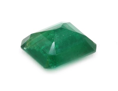 Lot 269 - An unmounted emerald cut emerald