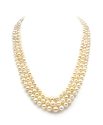 Lot 208 - A three row graduated cultured pearl necklace