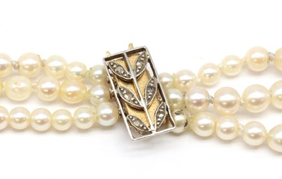 Lot 208 - A three row graduated cultured pearl necklace