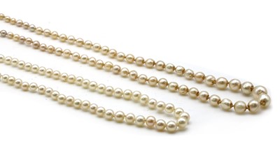 Lot 252 - A single row graduated cultured pearl necklace